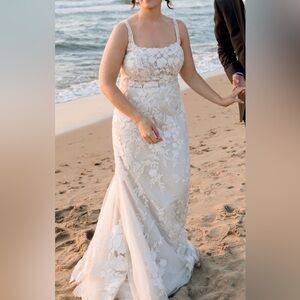 Elegant White Lace Wedding Dress with Scoop Neck